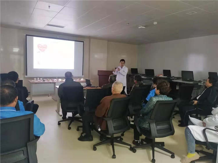 医生对患者进行健康宣教.jpg