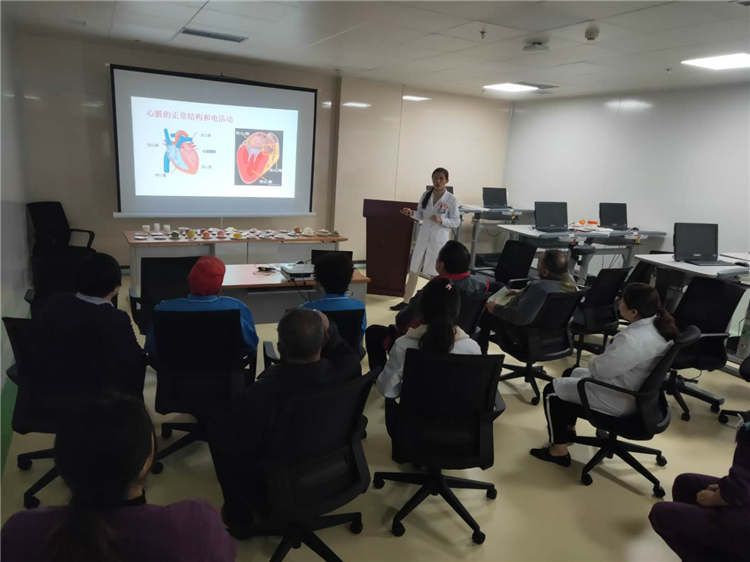 魏莹主任对患者进行健康宣教.jpg